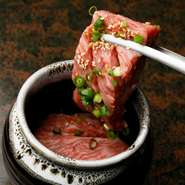 肉質の格付けが最高ランクの5等級のものだけが名乗れる仙台牛。柔らかくとろけるような美味しさで選ばれた本物の証です。その仙台牛のカルビとロースの良いとこどりを壺に入れた逸品。一番人気のメニューです。