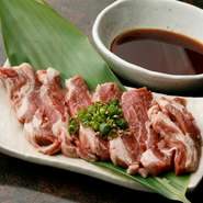 北海道産、生後1年未満の厚切り肩ロースは、臭みがなく旨みと弾力が特徴なので、ラム肉が苦手な方も楽しめます。噛みしめると、赤身の濃い味が口の中にふんわりと広がる人気メニューです。