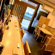 和を基調としたシンプルなつくりで、和やかな時間が流れる店内。旬の食材と手作りのおつまみを肴に楽しむ晩酌は、格別のご褒美タイムです