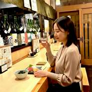 お仕事帰りやお休みの日のリラックスタイムに、お一人で訪れる客様が多い季のび。おいしいお料理にお酒、つかず離れずの接客で居心地の良い一人時間をご提供します。