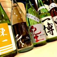天ぷらや旬のお刺身を美味しく演出する日本酒を豊富に取り揃え。宮城の地酒はもちろん、全国各地から店主が選りすぐった日本酒が並びます。季節限定酒や希少酒など、メニューの変化も、訪れる楽しみの一つです。