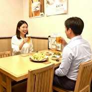 和やかな時間が流れる店内。旬を活かした手作りのおつまみと美味しいお酒が、2人の時間を彩ります。