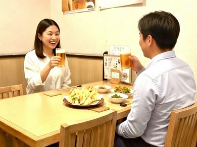 和やかに二人の時間を楽しむ、清潔感溢れる居酒屋でのデート