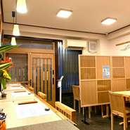 あえて明るめの照明で設えられた店内は、疲れを癒す我が家のリビングのよう。カウンター席と、こじんまりとしながらもプライベート感のあるテーブル席で時間を忘れるくつろぎの時間をお過ごしいただけます。