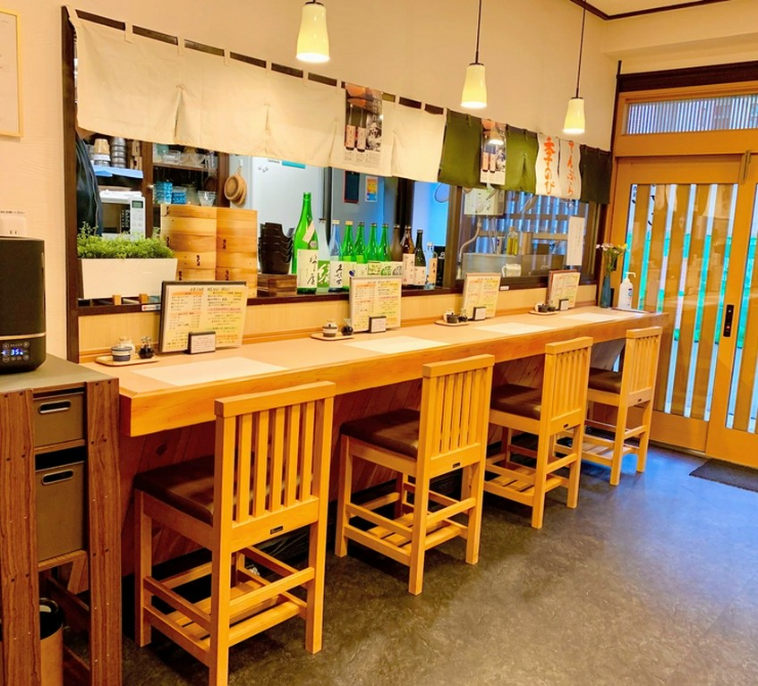 マイペースに日本酒を飲みながら過ごす、一人の贅沢な時間