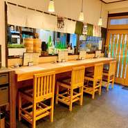 五橋駅から徒歩4分と近く、仕事帰りのちょい飲みにオススメ。気さくなオーナー店主と料理人が温かく出迎えてくれるので、女性のお一人様も珍しくありません。