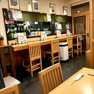 明るく清潔感のある店内は、疲れを癒す我が家のリビングのよう。カウンター席と、こじんまりとしながらもプライベート感のあるテーブル席で時間を忘れるくつろぎの時間をお過ごしいただけます。