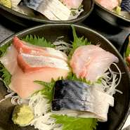 毎日料理人が市場から仕入れた新鮮な魚介を提供。
内容は仕入れの状況によって変わり、人数様分お造りできます。
