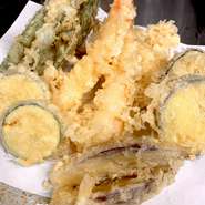 季のびを訪れたら、必ず注文したいお得な盛り合わせ。
人数様分おつくりいたします（画像は2人前）