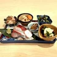 その日手作りのお惣菜各種と新鮮なお刺身を少しずつつまめる数量限定の酒肴セット。お独り飲みでも色々食べられる嬉しさと、何人かでお集まりの際にはミニコース気分を楽しめます（人数様分のご注文を承ります）