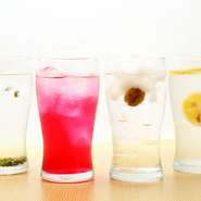 完全無添加・無着色が自慢の自家製ドリンク『季のサワー』シリーズ。季のレモンサワーを通年で提供しながら、南高梅、赤紫蘇、山椒、いちじく、梨、ざくろ、ゆず、メロンなどラインナップは季節によって変わります。