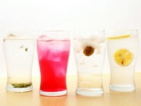 完全無添加・無着色が自慢の自家製ドリンク『季のサワー』シリーズ。季のレモンサワーを通年で提供しながら、南高梅、赤紫蘇、山椒、いちじく、梨、ざくろ、ゆず、メロンなどラインナップは季節によって変わります。