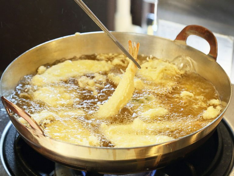 家庭的でどこか懐かしさも感じる、揚げたての天ぷら