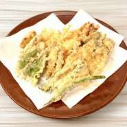 少し厚めの衣で、素材の旨みを閉じ込めた天ぷら。どこか懐かしい家庭的なお美味しさを目指した味わいです。