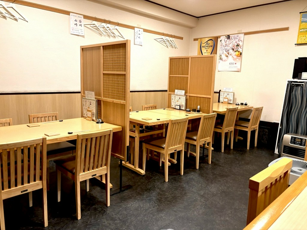 ゆっくりとお酒を楽しめる、プライベート感のあるテーブル席