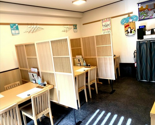 ゆっくりとお酒を楽しめる、プライベート感のあるテーブル席