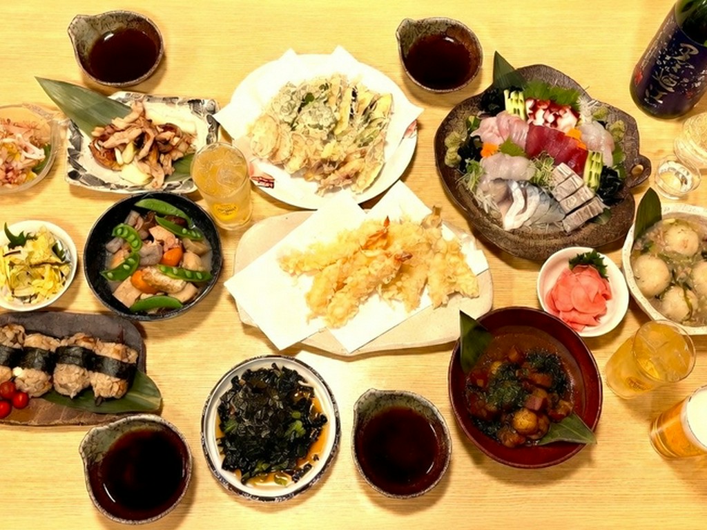 惜しみない手間暇が盛り込まれた大皿を囲み、季節の移ろいを食しながらお酒を酌み交わす豊かなひと時を