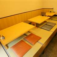 木目調のやさしい雰囲気の店内には、小上がりの座敷があり、職場の同僚や気の置けない仲間との飲み会にオススメ。温かみのあるムードで、家に帰ってきたような気分にさせてくれます。