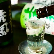 山形県が誇る地酒『秀鳳』をメインとして、純米酒から大吟醸までをセレクト。地元の豊かな自然と清冽な水に育まれた日本酒が、丹精込めた料理の美味しさをさらに引き立てます。