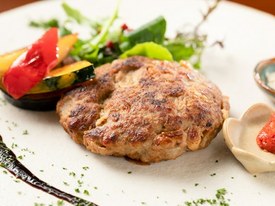 肉汁あふれるジューシーな『自家製オリーブハンバーグ』