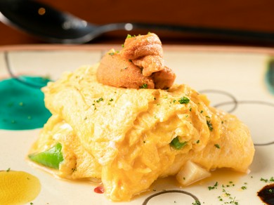ウニの濃厚な旨みとコクがクセになる『生ウニと季節野菜のオムレツ』