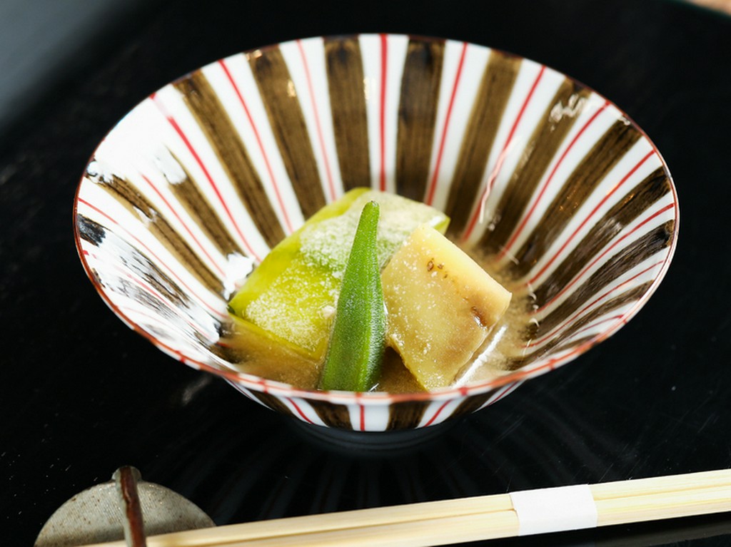 日常を忘れ、食に没頭する贅沢な時間