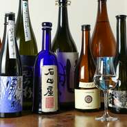 「黒龍」「新政」をはじめ、各地より旬の味覚と合わせたい日本酒をピックアップ。季節の限定酒も用意されています。