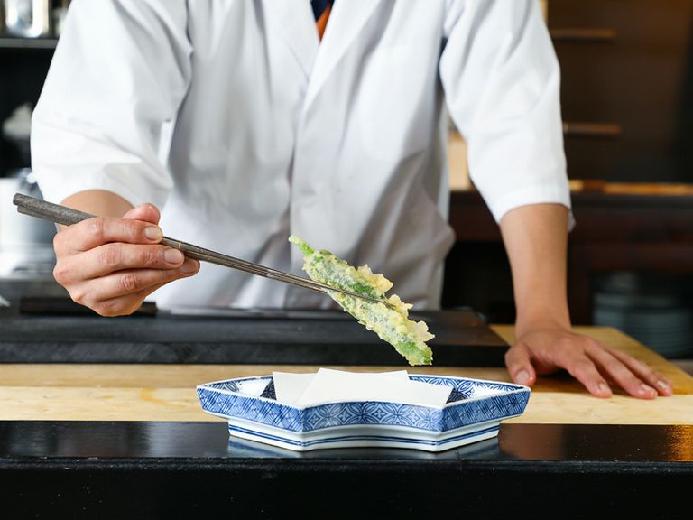 カウンターでのゲストとの邂逅を待つ『逸品』