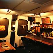 人通りから少し離れた隠れ家的な酒場。
店内は中世ヨーロッパ風のインテリアと内装がされていて、アイリッシュ音楽が心地良い空間。
夜は照明が落ちてより隠れ家風な雰囲気に．．．