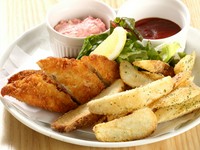 たっぷりと添えられた新鮮野菜がうれしい『看板Menu！　梅チキン南蛮』