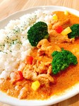 ココナッツミルクとスパイスを使った辛くないチキンカレーです。