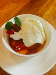 スペインのカタルーニャ地方のスイーツ。クレームブリュレの原型ともいわれています。
冷やして表面に砂糖をふりバーナーで炙る
カラメルのほろ苦さとクリームの甘さのマリアージュを堪能できる絶品スイーツです。