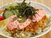 たっぷりと添えられた新鮮野菜がうれしい『看板Menu! 梅チキン南蛮』