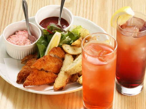 フィッシュ＆チップスをつまみにグラスを重ねる幸せ