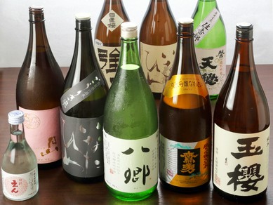 魚介中心の料理と相性の良い、地元鳥取県の地酒を多くセレクト