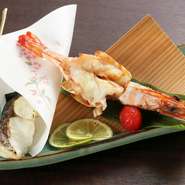 「季節の豆腐」「刺身盛り合わせ」「焼物」が一度に楽しめるお得なセットです。「焼物」には、夏はイサキやエビ、冬はアンコウなど旬の魚介を厳選。新鮮なまま仕入れた素材の味を活かし、シンプルに焼き上げます。