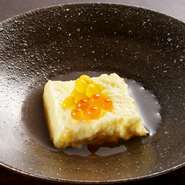 とうもろこしやブロッコリー、アスパラなど旬の野菜を食感が残るようにペースト。豆腐に練り込み、出汁をかけ仕上げます。約2日かけた自家製豆腐です。濃厚な野菜の甘味と優しい香りを感じる味わい深い一品です。