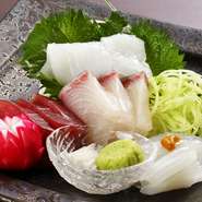 国内有数のマグロ水揚げ量を誇る境港市から、日本海の海の幸を新鮮な状態で仕入れます。刺身はもちろん、焼き物や煮物にして、その魚介に合わせた調理法で提供。海に近い米子市だからこそ味わえる贅沢な食材です。