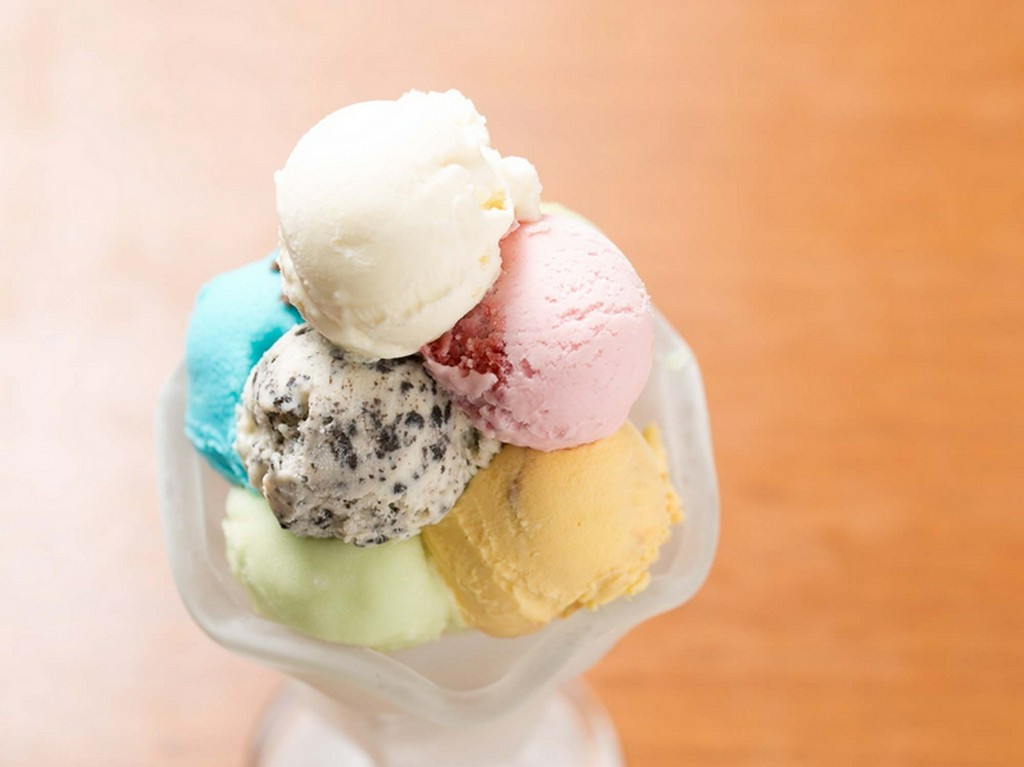 アイスクリームバー&フルーツで、自身好みのデザートに