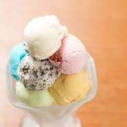 『チョコミント』『黒ごまアイス』など、全20種類のアイスクリームバーは女性客やファミリーに大人気。フルーツやシリアル、チョコレートソースといったトッピングも並んでいるため、自身好みのパフェをつくれます。