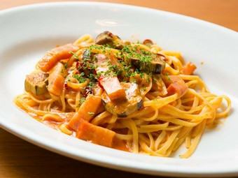 もっちりの生パスタと濃厚なピリ辛ソースが絶妙『アマトリチャーナ風ナスのピリ辛トマトクリームソース』