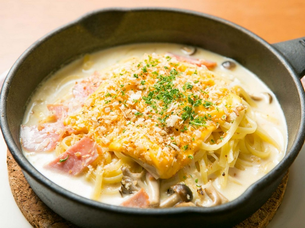 ベーコンとキノコのクリームソース　グラタン仕立て