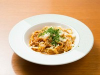 イタリア、ボローニャを発祥とする肉とトマトを主材料にした煮込み料理です。日本では、ミートソースでなじみ深いパスタです。アルボーレでは、肉や野菜を長時間煮込んで作りあげることでコクのある味わいのソース。