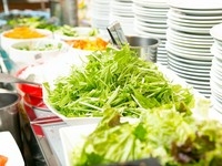 農家や青果店と連携して仕入れ、フレッシュな野菜が並ぶ『サラダバー』
