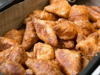 店内で仕込み、焼き上げる。芳しい香りがそそる『自家製クロワッサン』