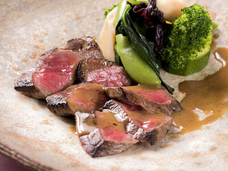 ローストビーフと塩野菜のメインディッシュ