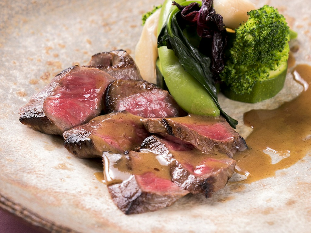 ローストビーフと塩野菜のメインディッシュ