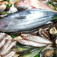 魚介類は、鮮度と旬を見極めて目利き。毎朝、堺魚市場や木津魚市場から直送されるものを使用しています。昔、穴子漁で栄えた堺市が誇る名物の『穴子の天ぷら』にもこだわりが。地元に息づく伝統を継承しています。