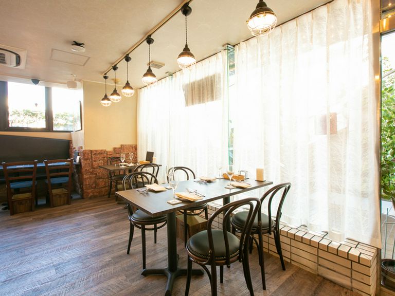 仕事終わりや休日の普段使いデートに。リラックスできるバル