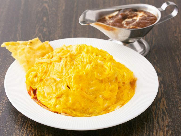 ふわっふわな卵に閉じ込められたカレー風味のナポリタン。裏名物メニュー『UMIラボのオムリタン』